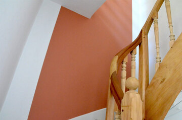 Peinture terracotta le long d'un escalier 